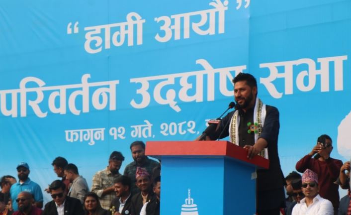 गगनलाई रविको कटाक्ष:'२० वर्ष सांसद भएपछि बल्ल बाटो बनाउन कानुन फेर्ने ज्ञान फुर्यो'